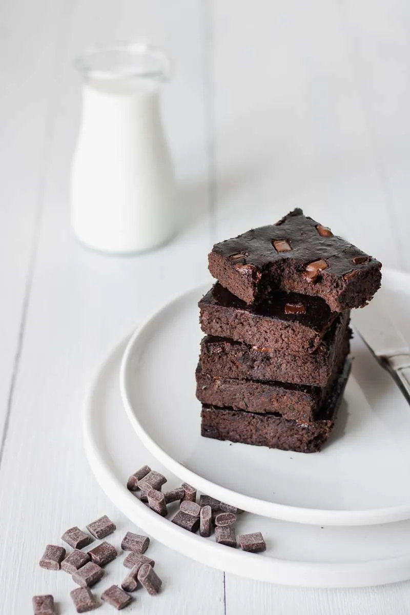 Pila di brownies di fagioli neri al cioccolato, senza glutine nè latticini, low fat e solo 100 kcal!