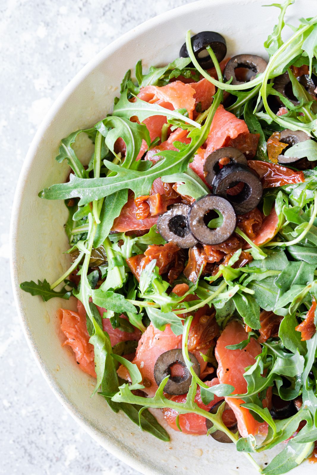 condimento per pasta al salmone affumicato con rucola e olive nere