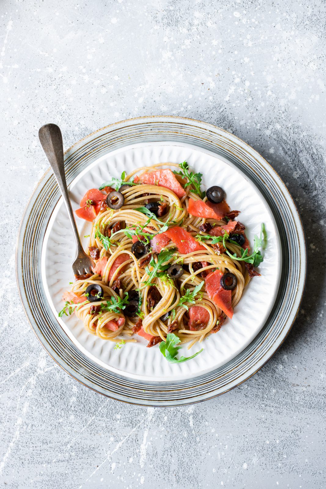 Pasta al salmone affumicato senza panna con rucola lime e olive