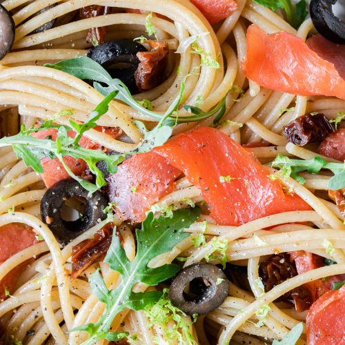 Pasta al salmone affumicato senza panna con rucola lime e olive