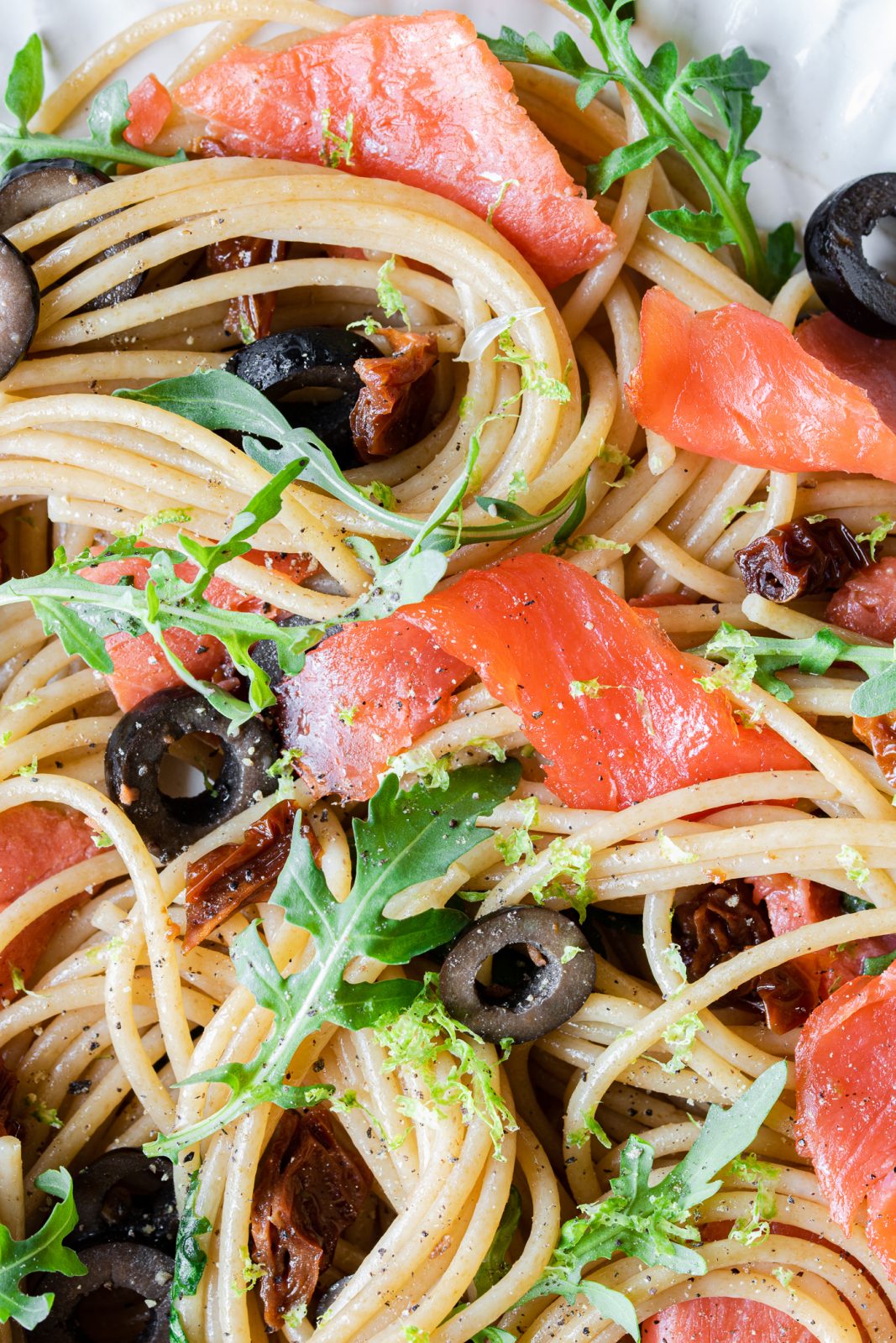 Pasta al salmone affumicato senza panna con rucola lime e olive