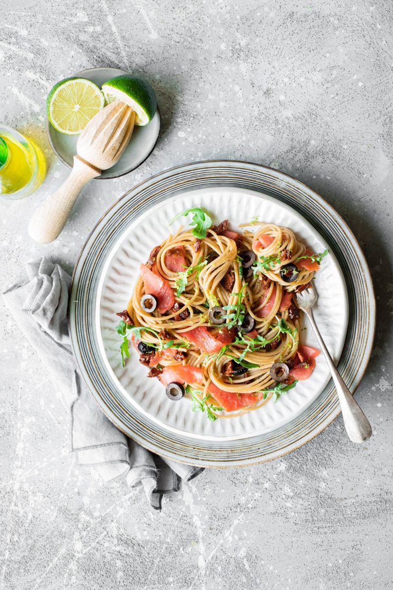 Pasta al salmone affumicato senza panna con rucola lime e olive