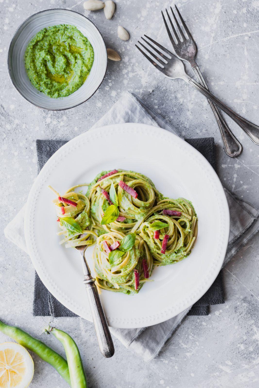 Linguine integrali al pesto di fave fresche e dadini di bresaola