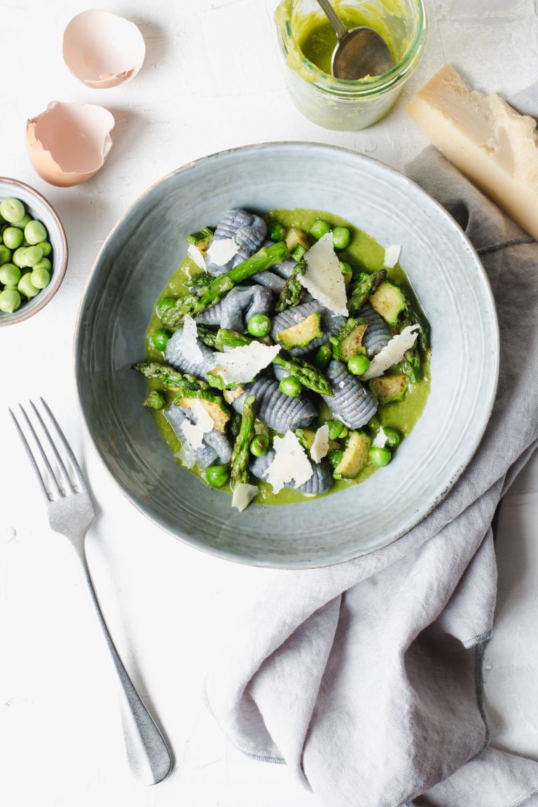 Gnocchi di patate viola con verdure primaverili