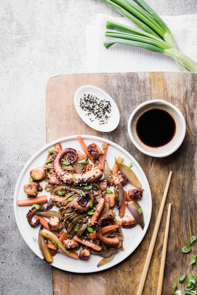 Piatto di soba con verdure e polpo caramellati