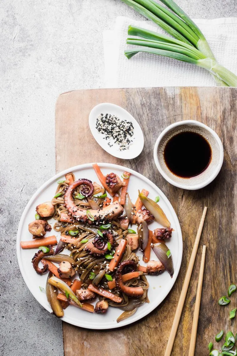 Piatto di soba con verdure e polpo caramellati