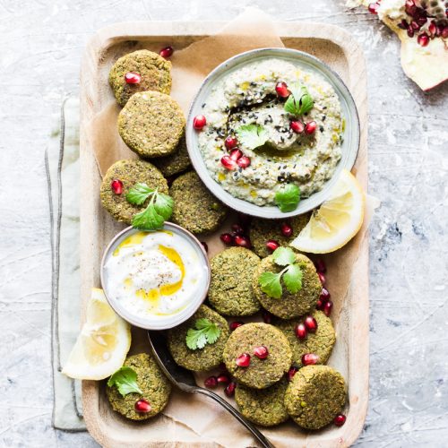 Vassoio di finti falafel al forno pronti per essere serviti con babaganoush e yogurt