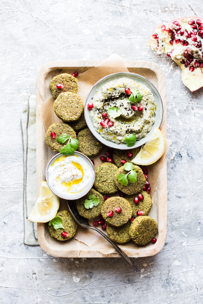 Vassoio di finti falafel al forno pronti per essere serviti con babaganoush e yogurt