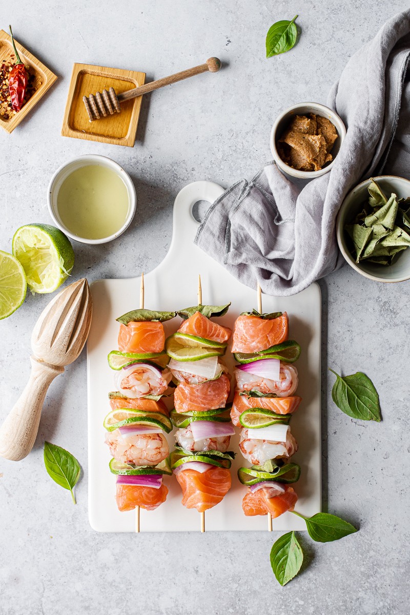 vassoio con spiedini di gamberi e salmone