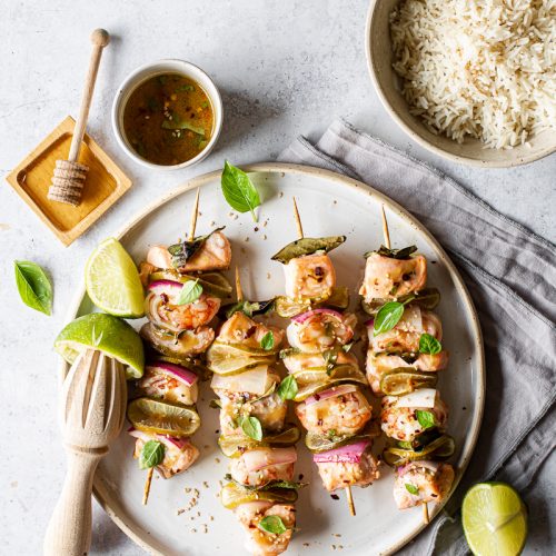 spiedini di gamberi e salmone marinati al lime, miso e miele