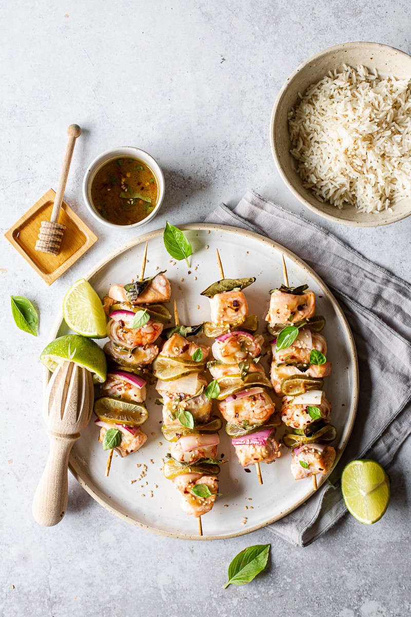 spiedini di gamberi e salmone marinati al lime, miso e miele