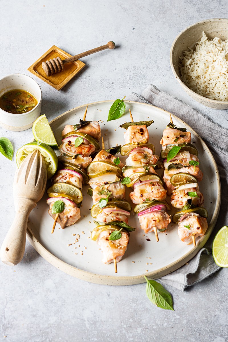 spiedini di gamberi e salmone marinati al lime, miso e miele