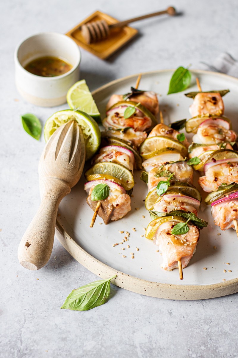 spiedini di gamberi e salmone marinati al lime, miso e miele