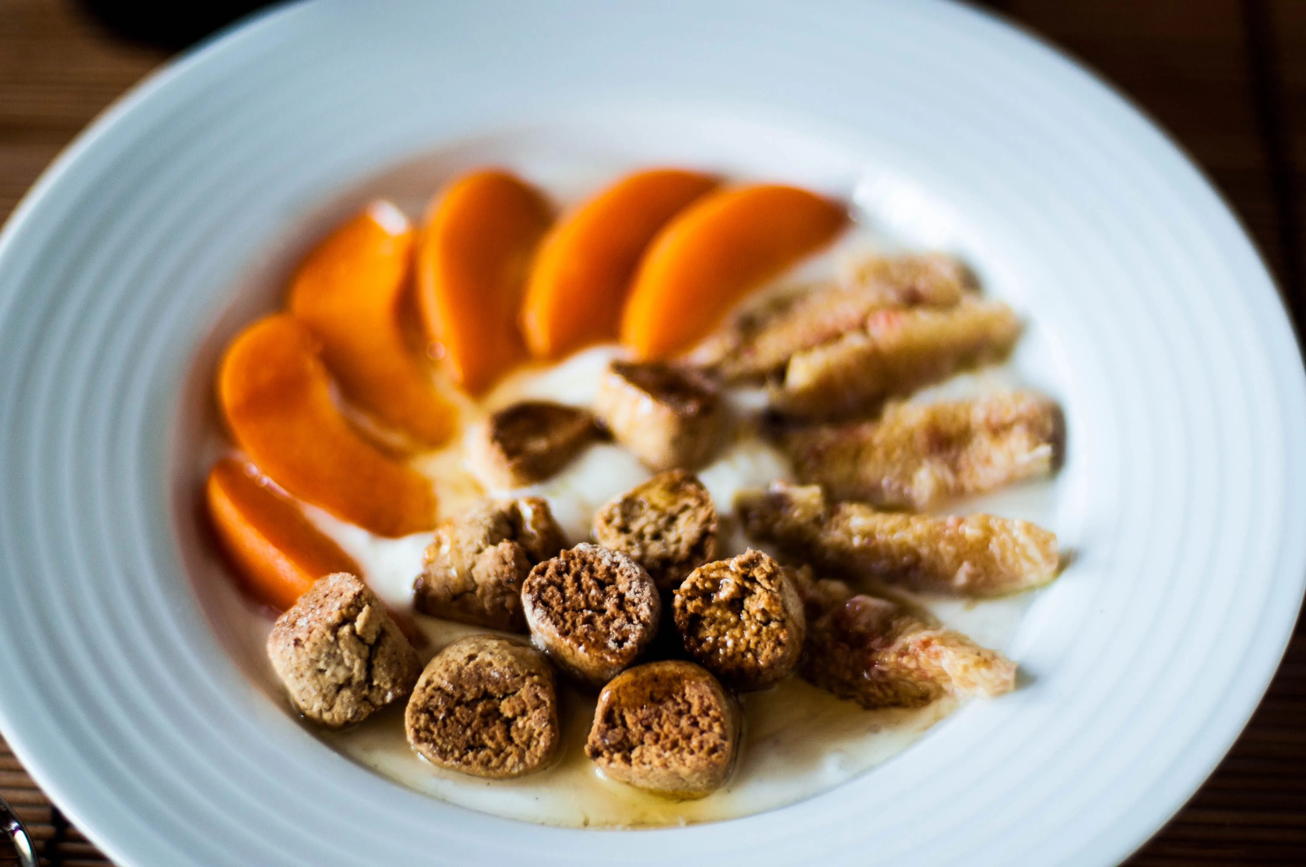 Yogurt, frutta & biscotti al cardamomo