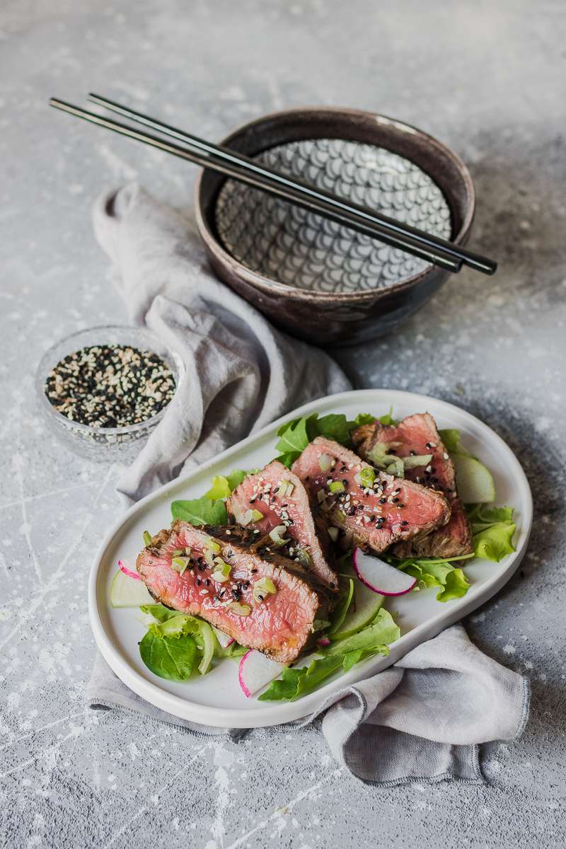 Tataki di manzo all'italiana su letto di misticanza, mela verde e ravanelli, con salsa speciale