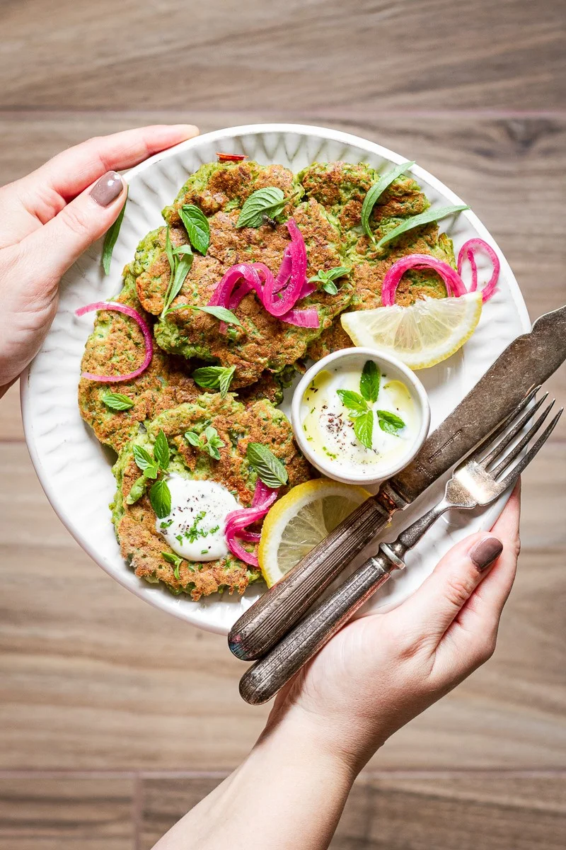 Pancake salati di zucchine e piselli - zucchini fritters