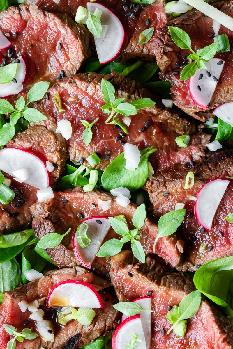 dettaglio macro di tataki di manzo