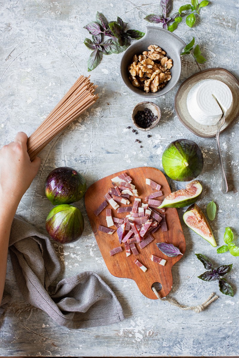 ingredienti per preparare gli spaghetti integrali ai fichi e prosciutto crudo