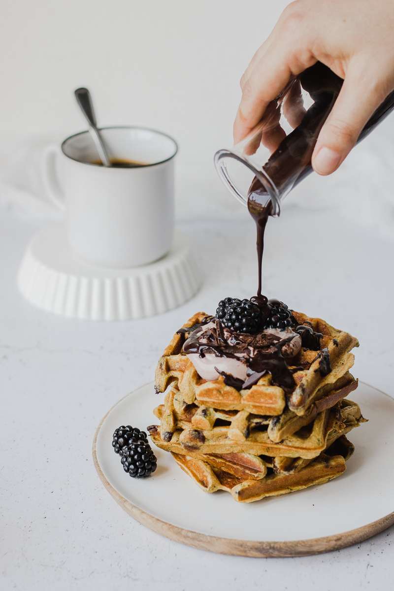 Salsa al cioccolato su waffle di zucchine iperproteici