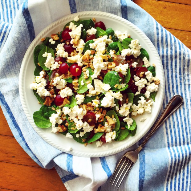 Insalata di spinaci novelli, uva, noci e cottage cheese (o feta)