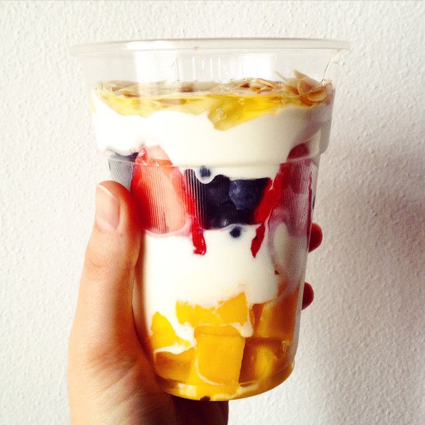 Parfait di yogurt greco e frutta