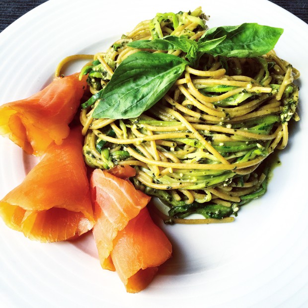 zoodles con pesto e salmone affumicato