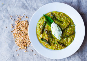 Orzotto agli asparagi mantecato al formaggio di capra