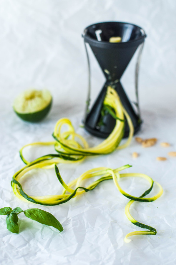 Zoodles con gamberi e pesto di avocado
