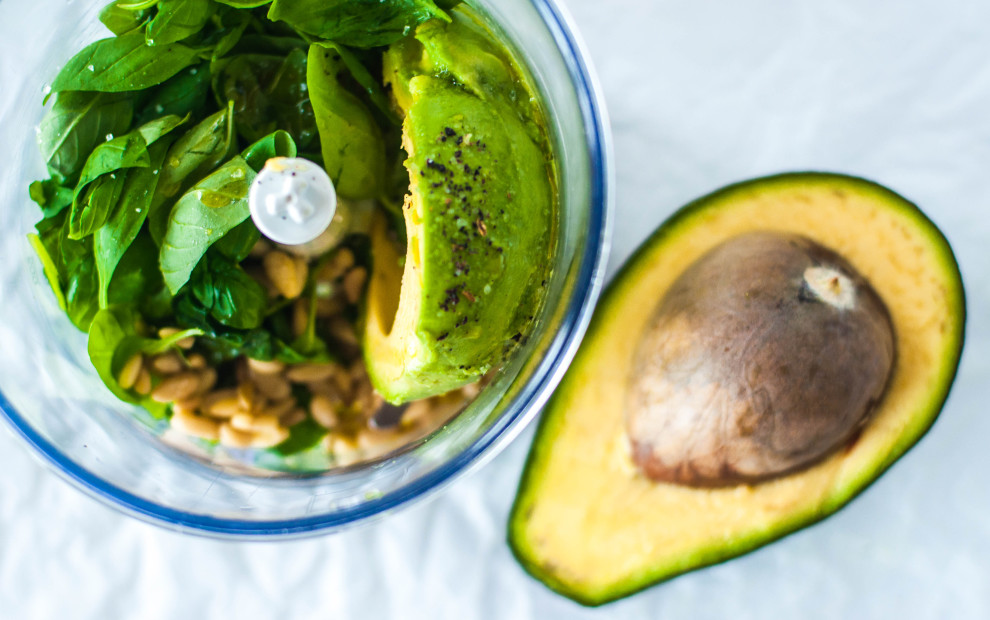 Zoodles con gamberi e pesto di avocado