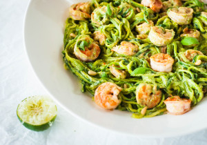Zoodle con gamberi e pesto di avocado