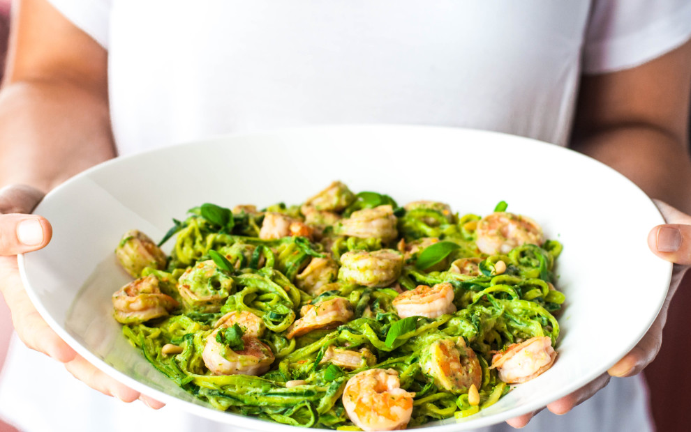 Zoodles con gamberi e pesto di avocado