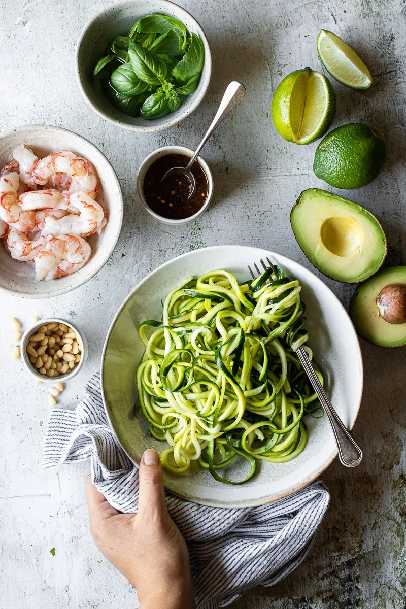 zoodles di zucchine con gamberi e pesto di avocado