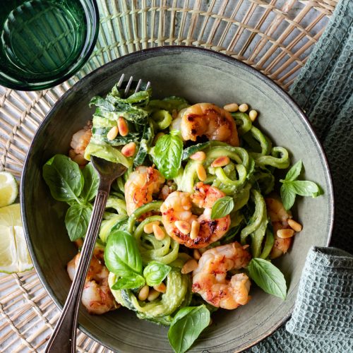 zoodles di zucchine con gamberi e pesto di avocado