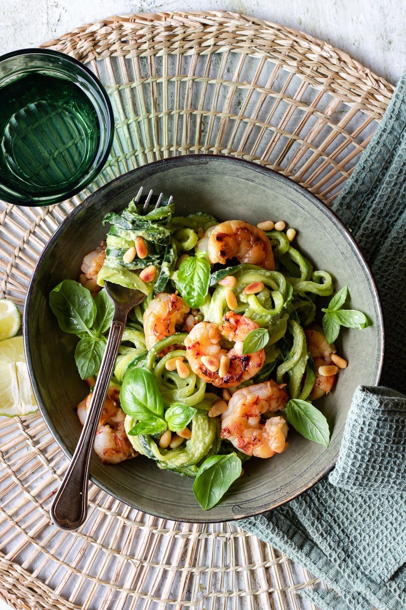 zoodles di zucchine con gamberi e pesto di avocado