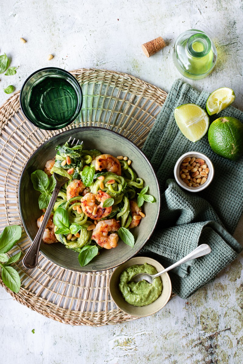 zoodles con gamberi e pesto di avocado