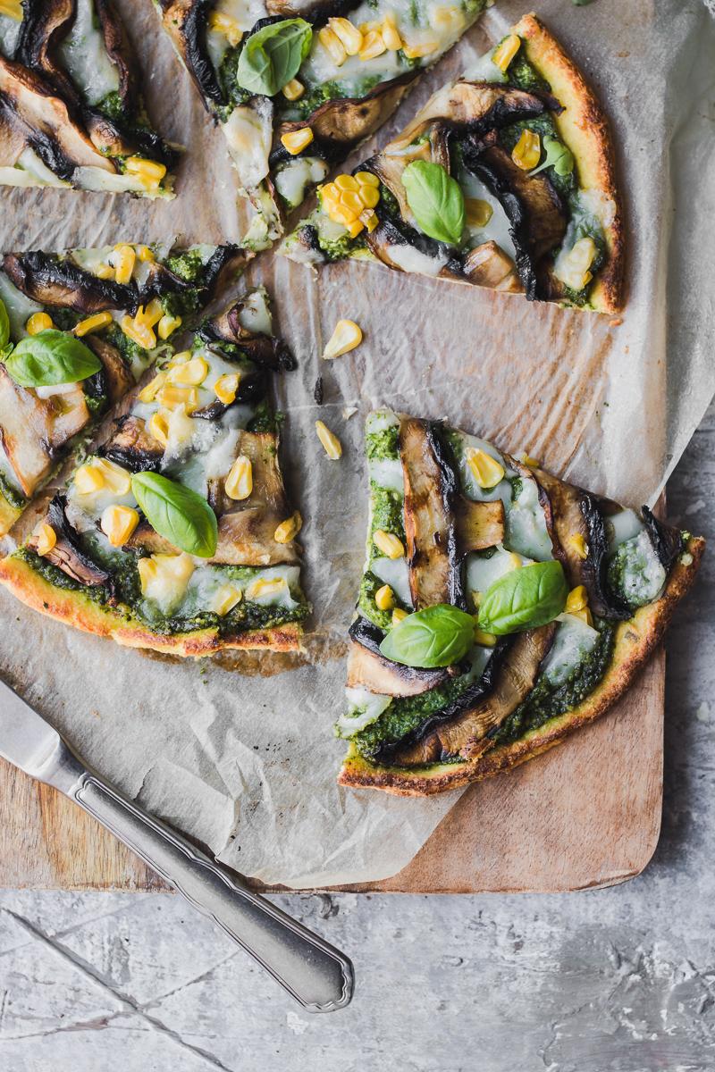 Fetta di pizza al cavolfiore con pesto, funghi, mais e formaggio di capra