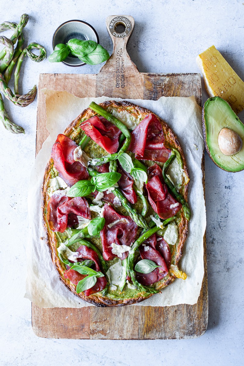 finta pizza low carb di zucchine con bresaola e asparagi