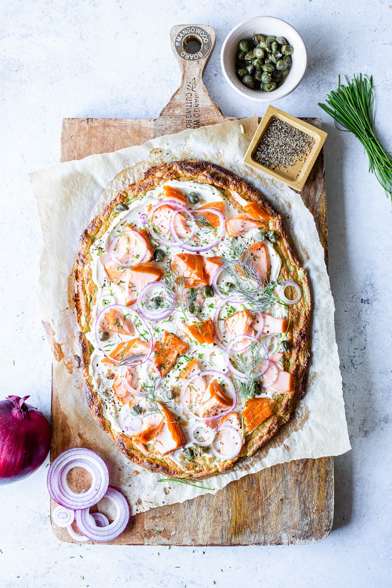 finta pizza low carb di zucchine con salmone e cream cheese