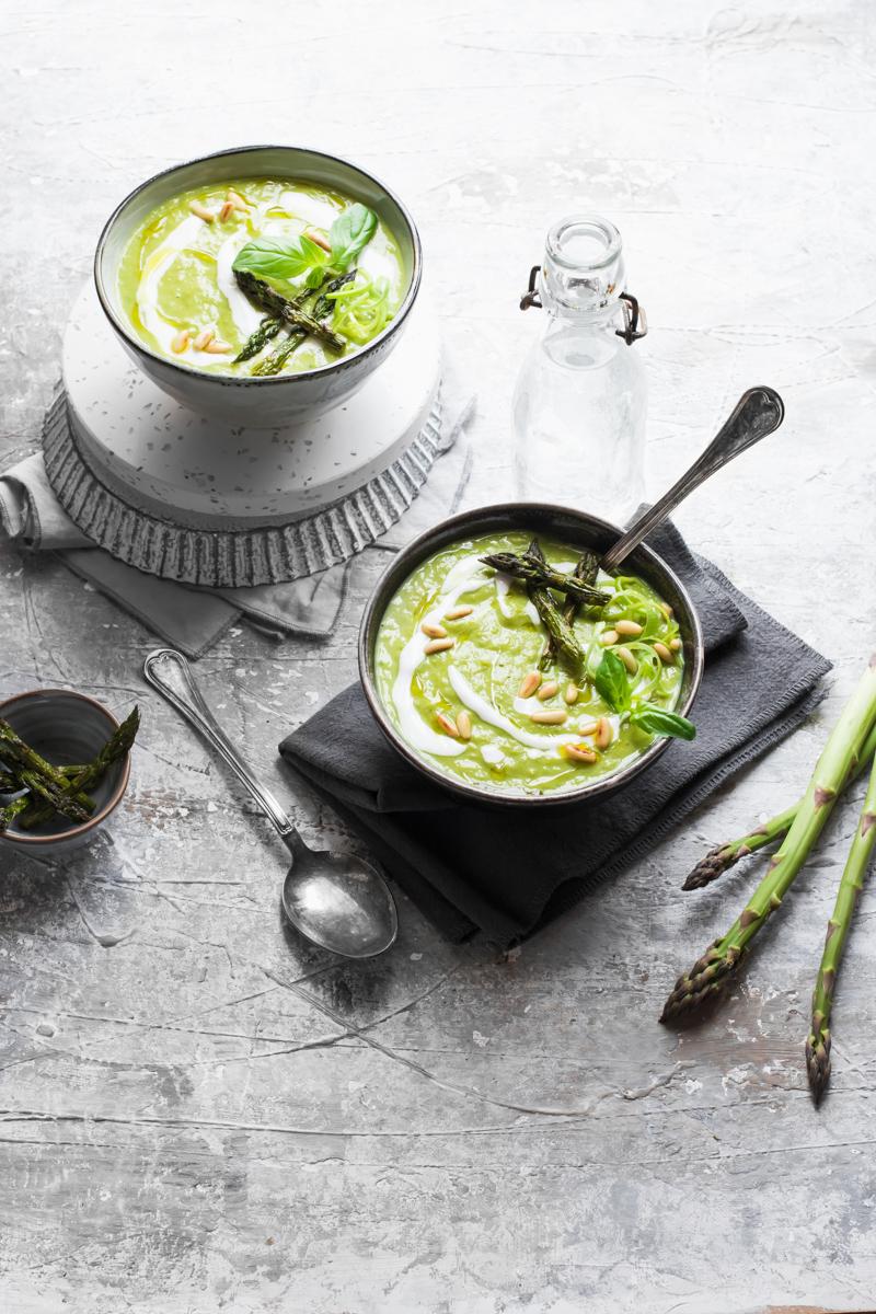 Velvet asparagus and leeks saffron soup - gluten free