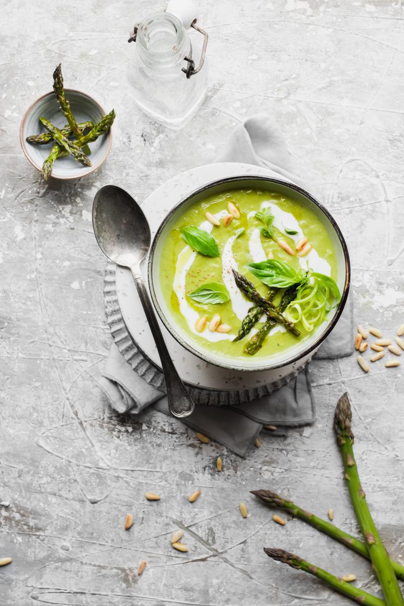 Velvet asparagus and leeks saffron soup - gluten free