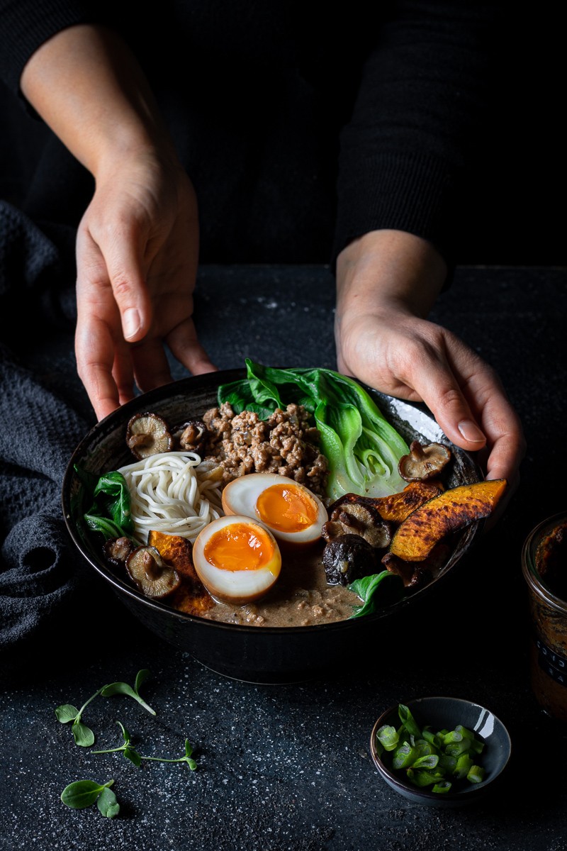 tantanmen ramen con uova marinate alla soia