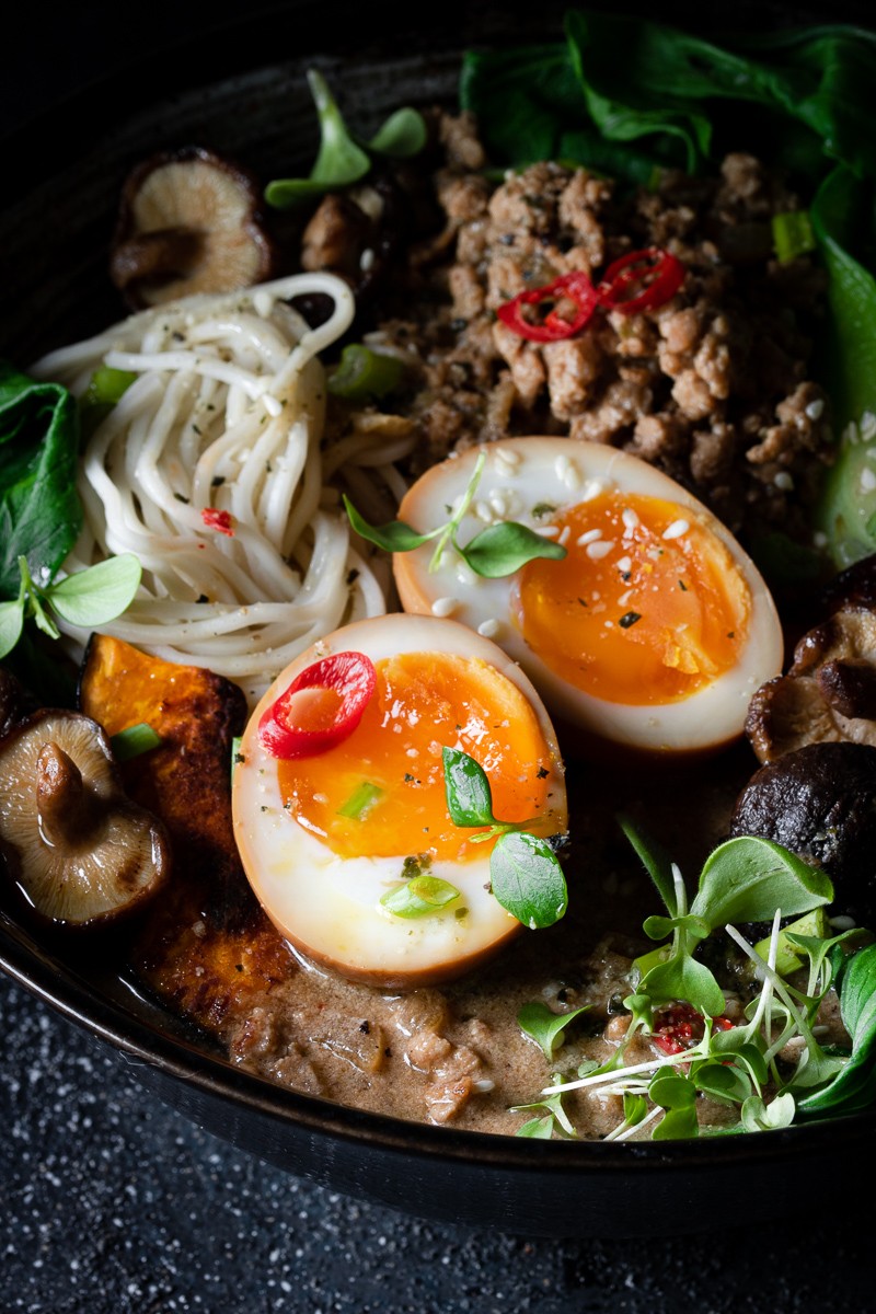 tantanmen ramen con uova marinate alla soia