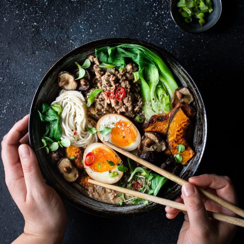 tantanmen ramen con uova marinate alla soia