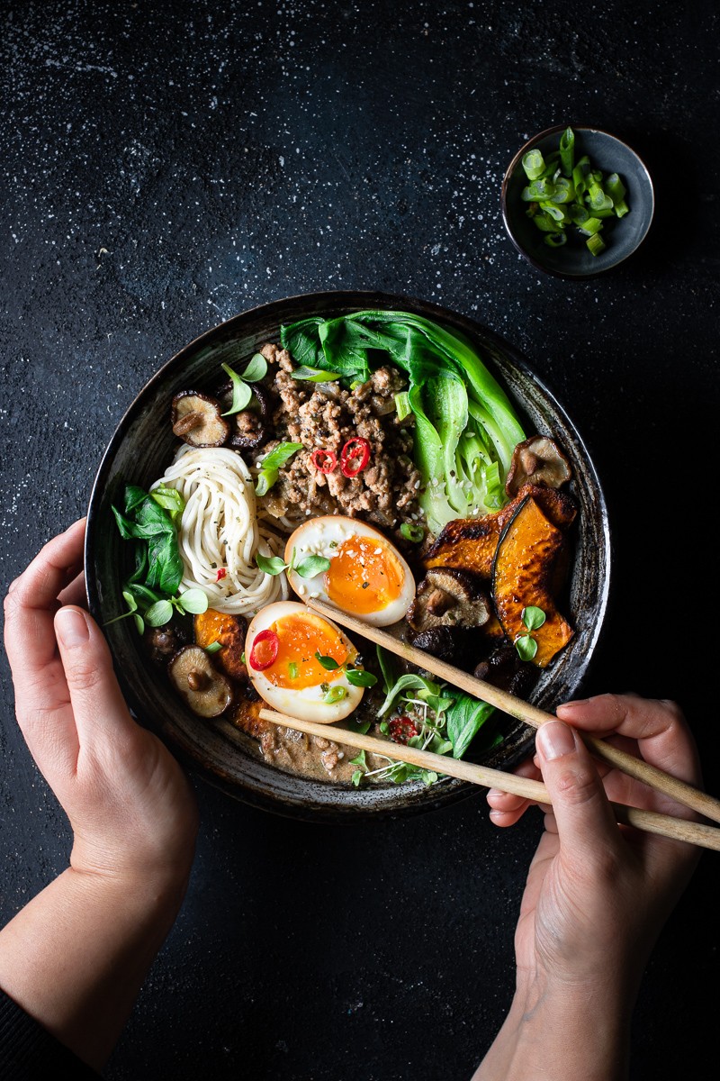 tantanmen ramen con uova marinate alla soia