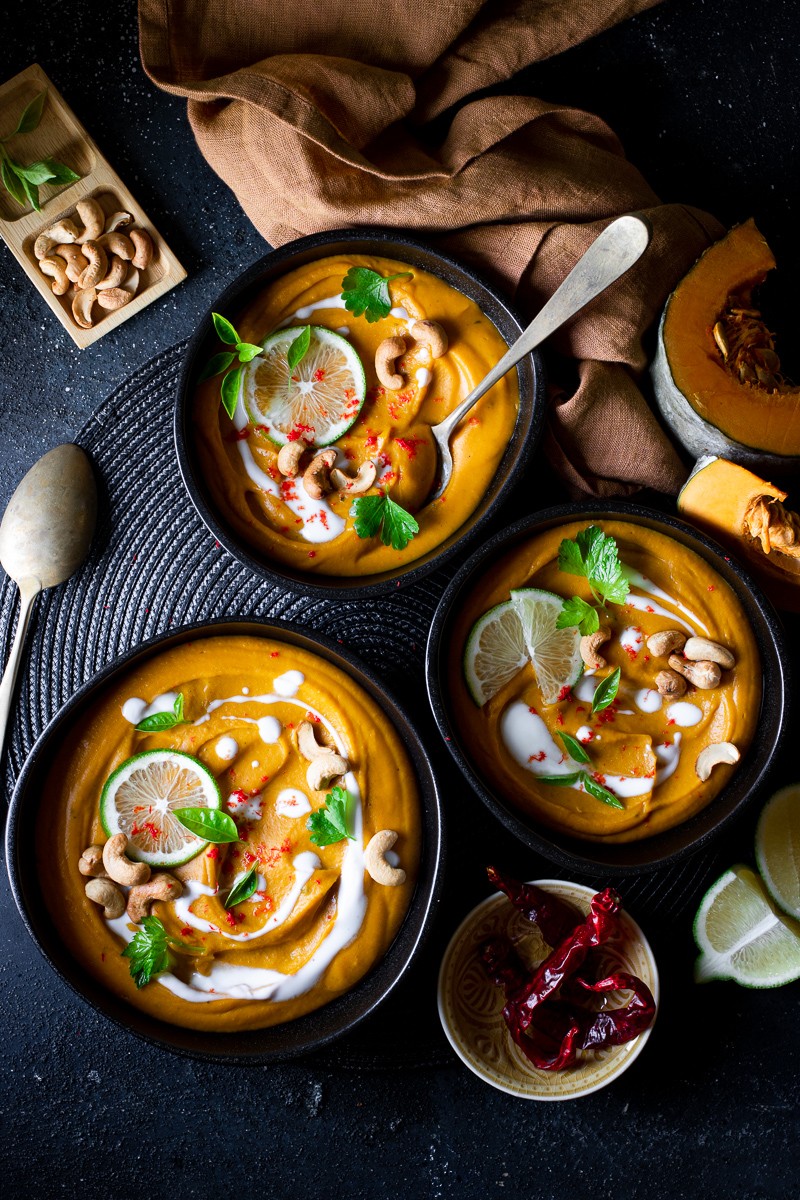 Zuppa di zucca al curry e latte di cocco di ispirazione thai