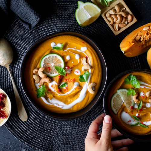 Zuppa di zucca al curry e latte di cocco di ispirazione thai