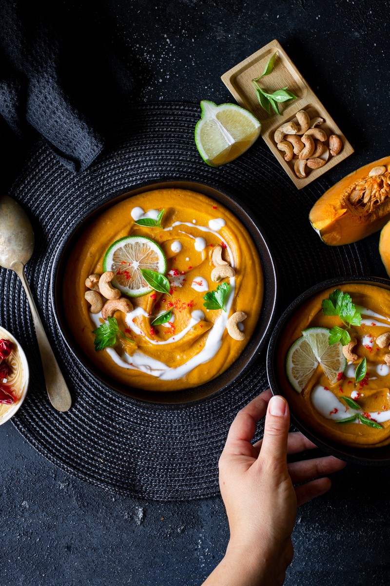 Zuppa di zucca al curry e latte di cocco di ispirazione thai