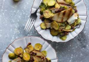 Insalata di cavoletti di Bruxelles, pera grigliata, noci pecan e ricotta di capra affumicata