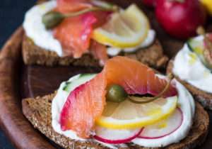 Gravlax di salmone alla barbabietola, salmone affumicato senza fumo, salmone marinato a secco, perfetto antipasto per le festività per stupire gli amici!