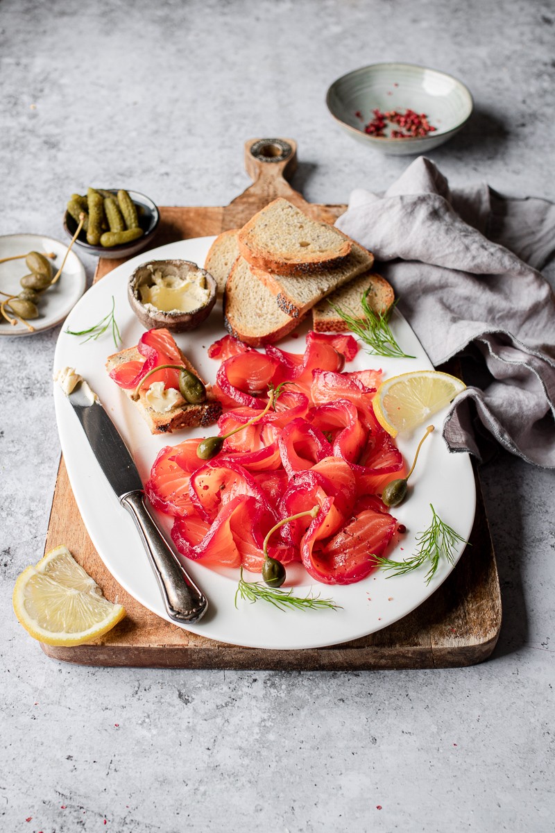 gravlax salmone marinato affettato su un piatto